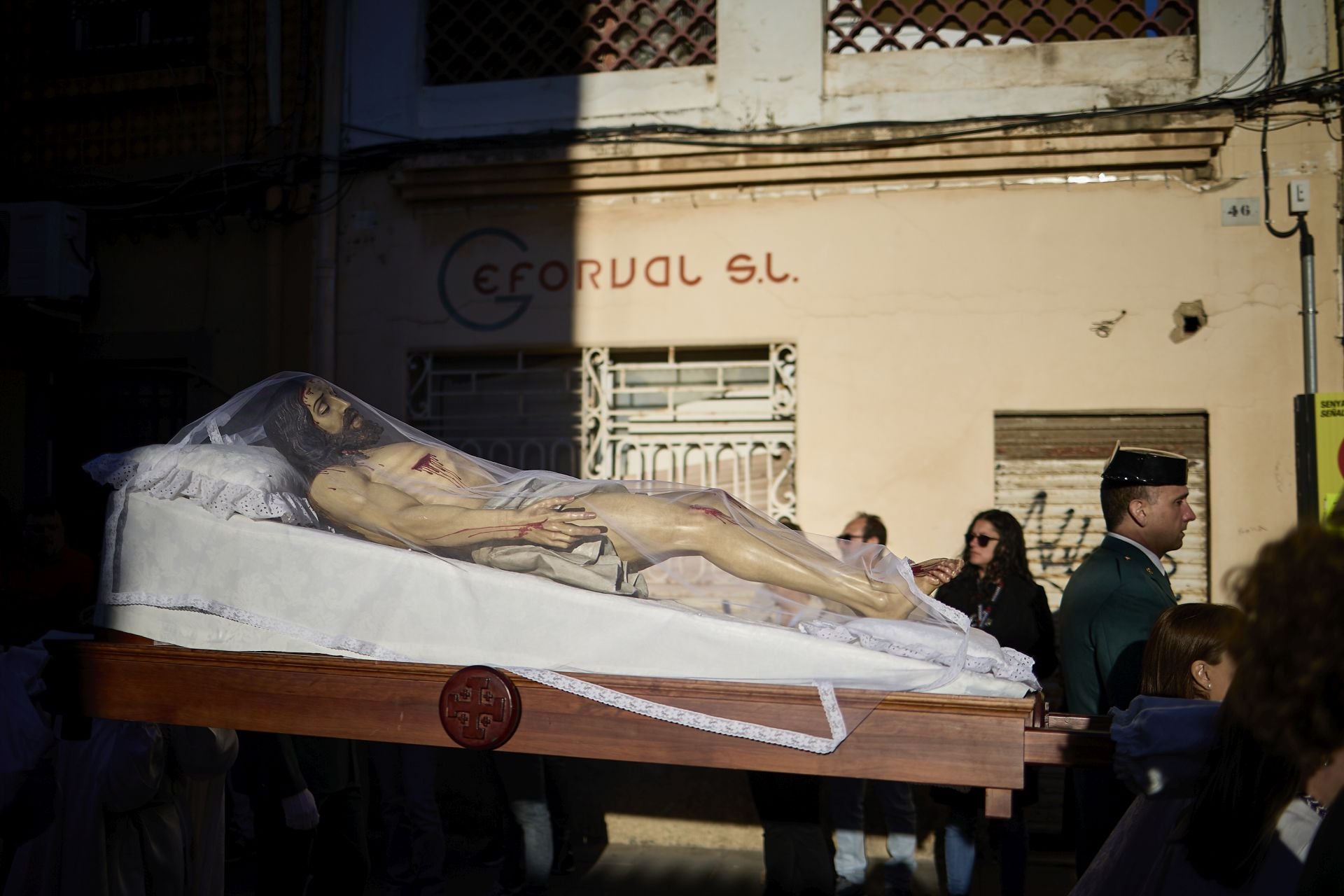 FOTOS | La figura del Cristo Yacente recorre las calles del Marítimo de Valencia