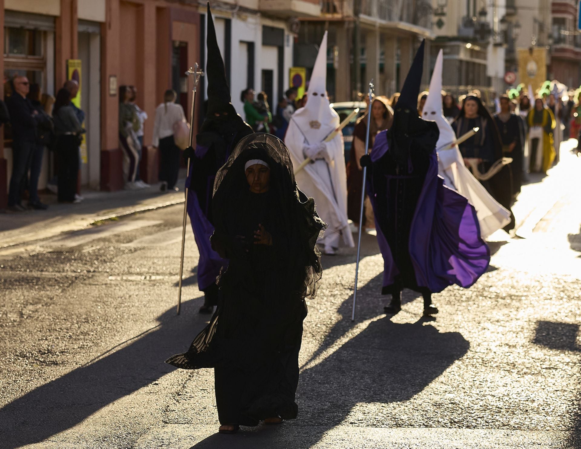 FOTOS | La figura del Cristo Yacente recorre las calles del Marítimo de Valencia