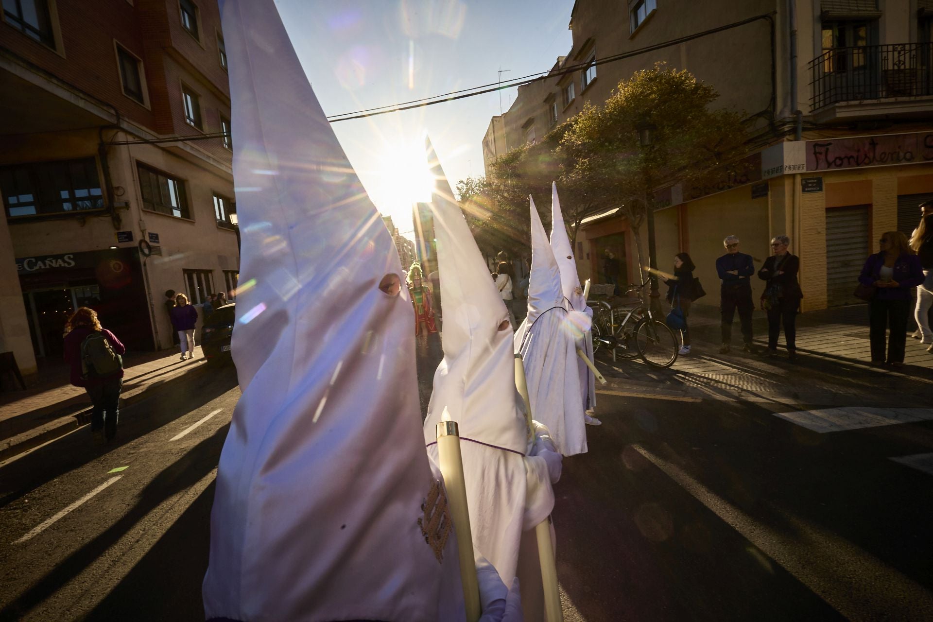 FOTOS | La figura del Cristo Yacente recorre las calles del Marítimo de Valencia