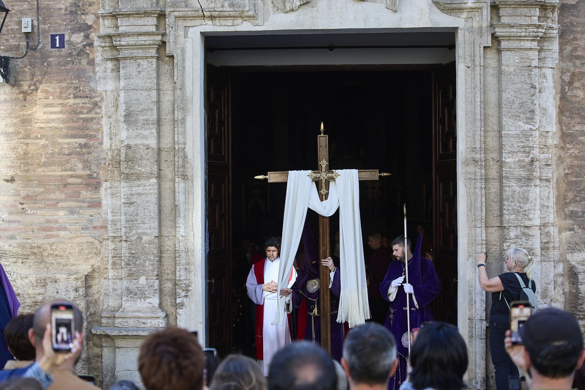 FOTOS | La figura del Cristo Yacente recorre las calles del Marítimo de Valencia