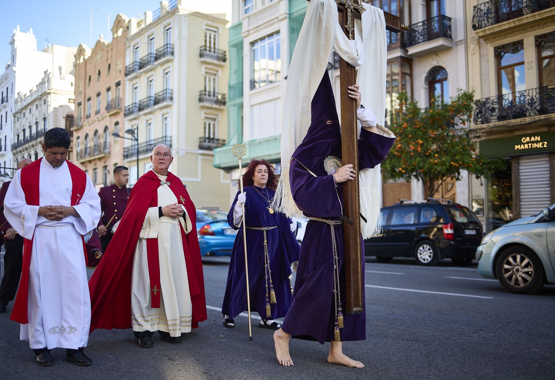 FOTOS | La figura del Cristo Yacente recorre las calles del Marítimo de Valencia