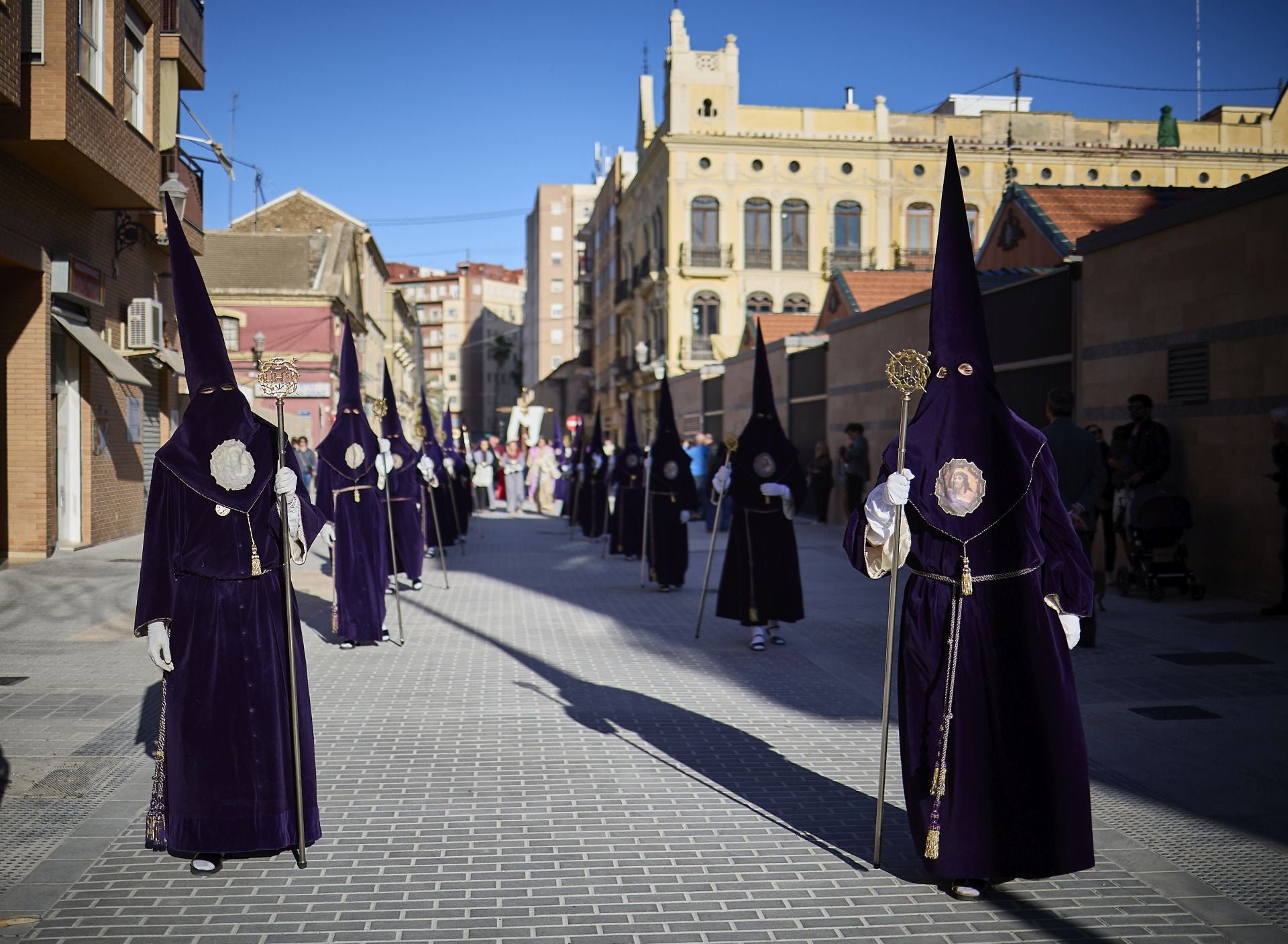 FOTOS | La figura del Cristo Yacente recorre las calles del Marítimo de Valencia