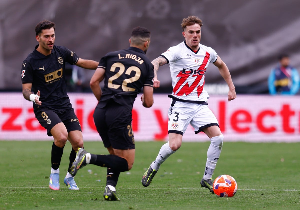 Hugo Duro y Luis Rioja durante el encuentro ante el Rayo Vallecano.