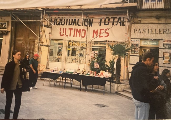 Fachada de la papelería en la calle Miguelete en vísperas del cierre.
