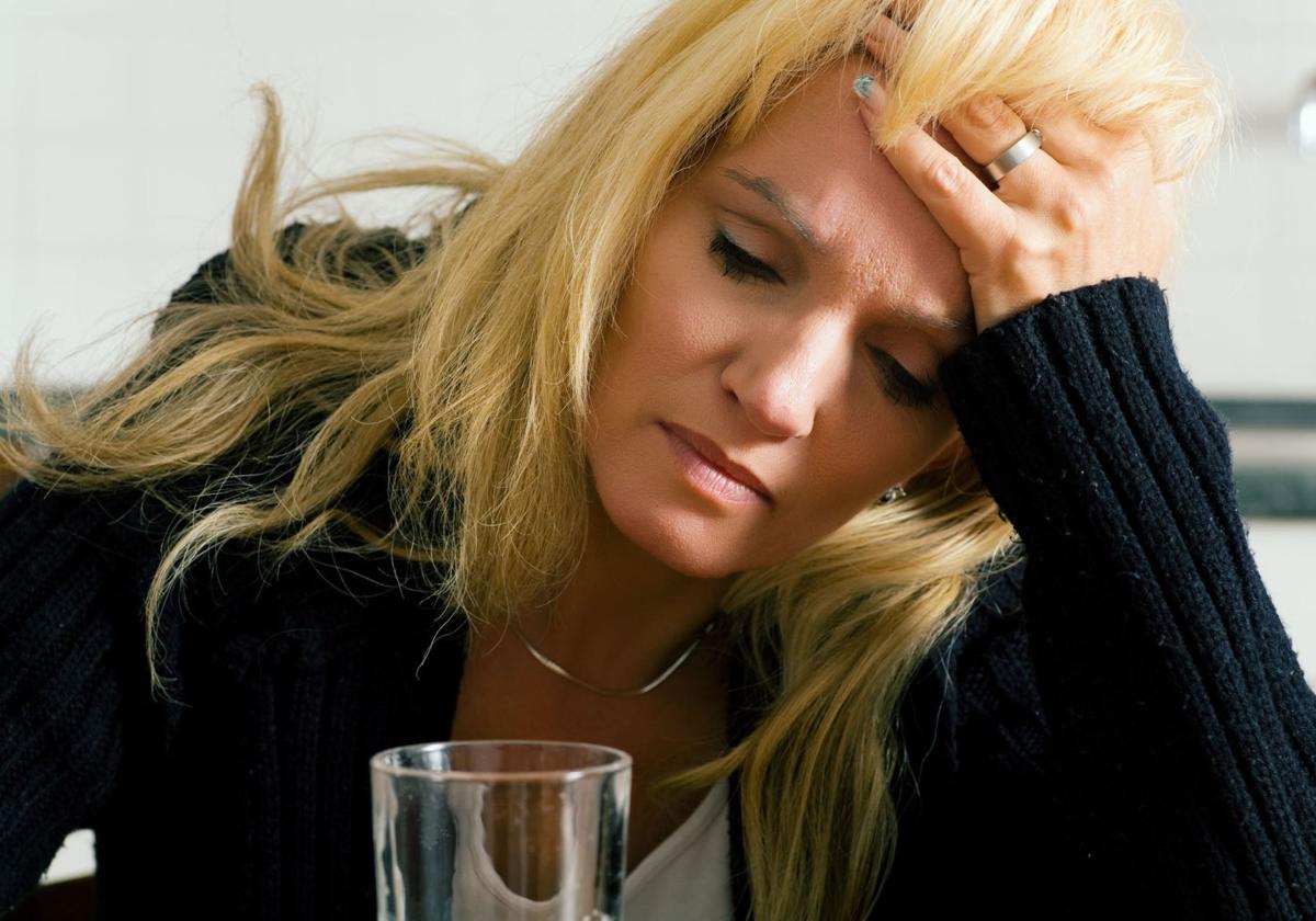 El hábito diario que empeora las migrañas en mujeres
