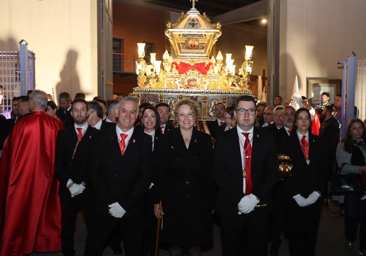 La Alcaldesa en la procesión del Viernes Santo.