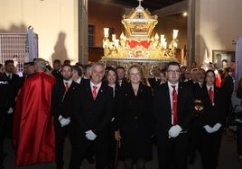 La Alcaldesa en la procesión del Viernes Santo.