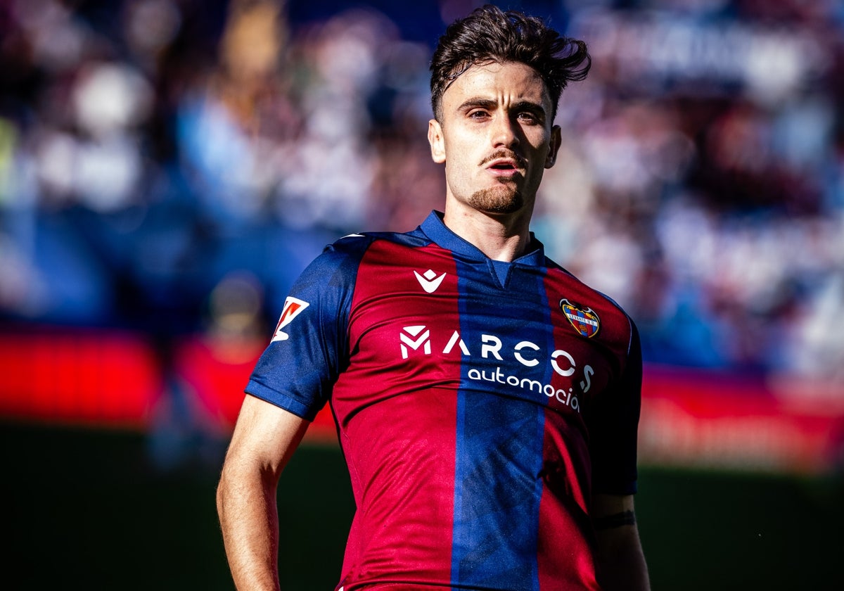 Álex Forés recupera la sonrisa en el Levante: «Esto para mí es un regalo que me está dando la vida»