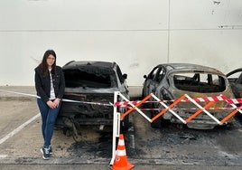 Tere junto a su coche calcinado.