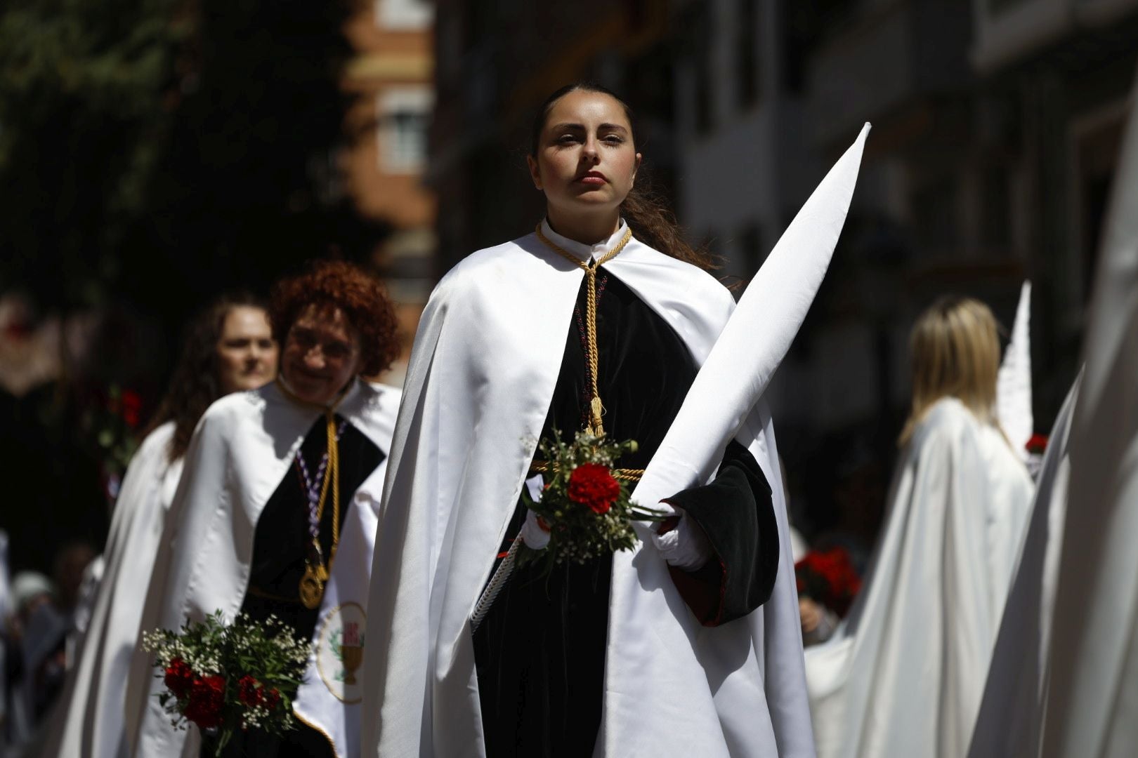 El desfile de Resurrección pinta de color y fiesta el Cabanyal