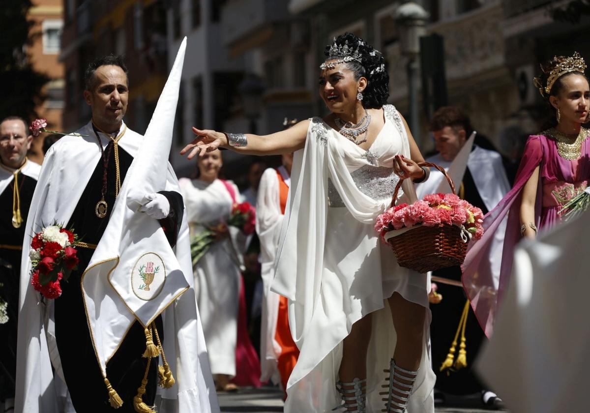 El desfile de Resurrección pinta de color y fiesta el Cabanyal