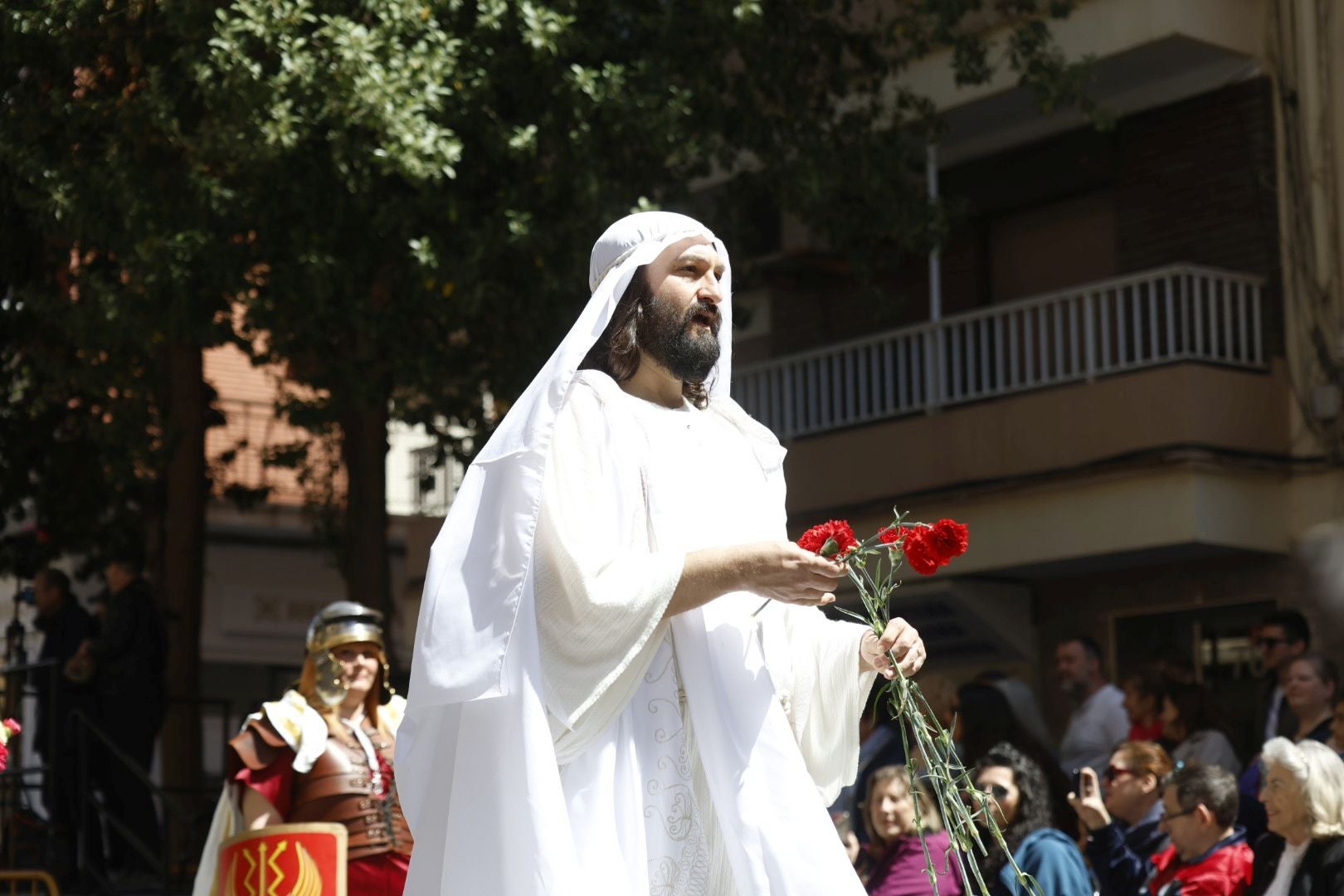 El desfile de Resurrección pinta de color y fiesta el Cabanyal