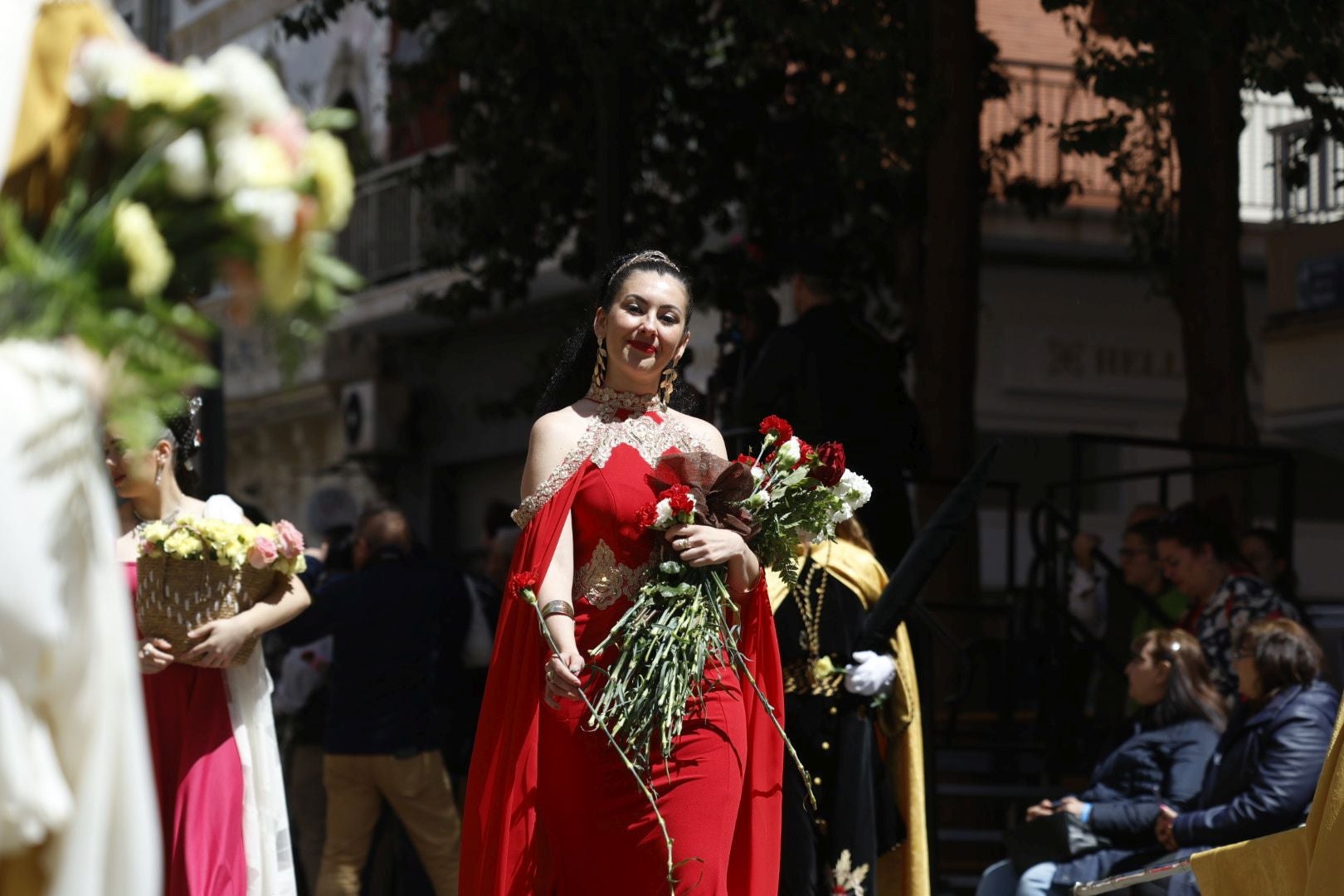 El desfile de Resurrección pinta de color y fiesta el Cabanyal