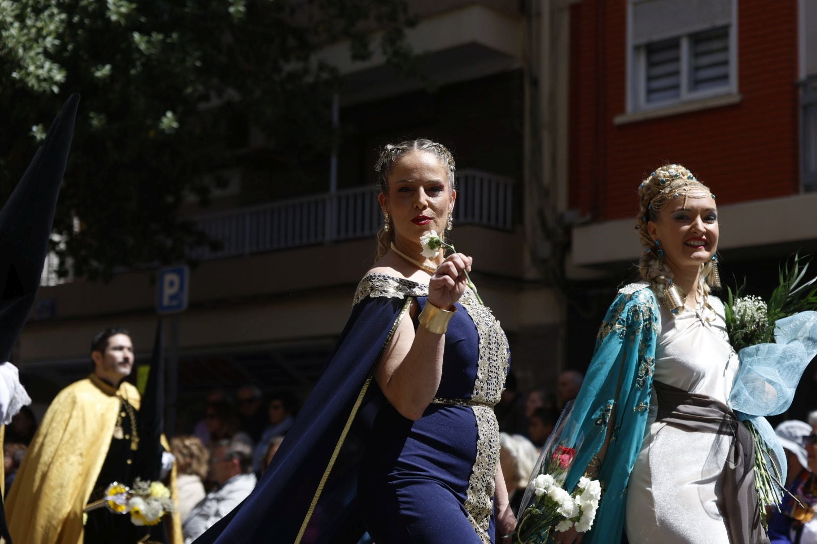 El desfile de Resurrección pinta de color y fiesta el Cabanyal