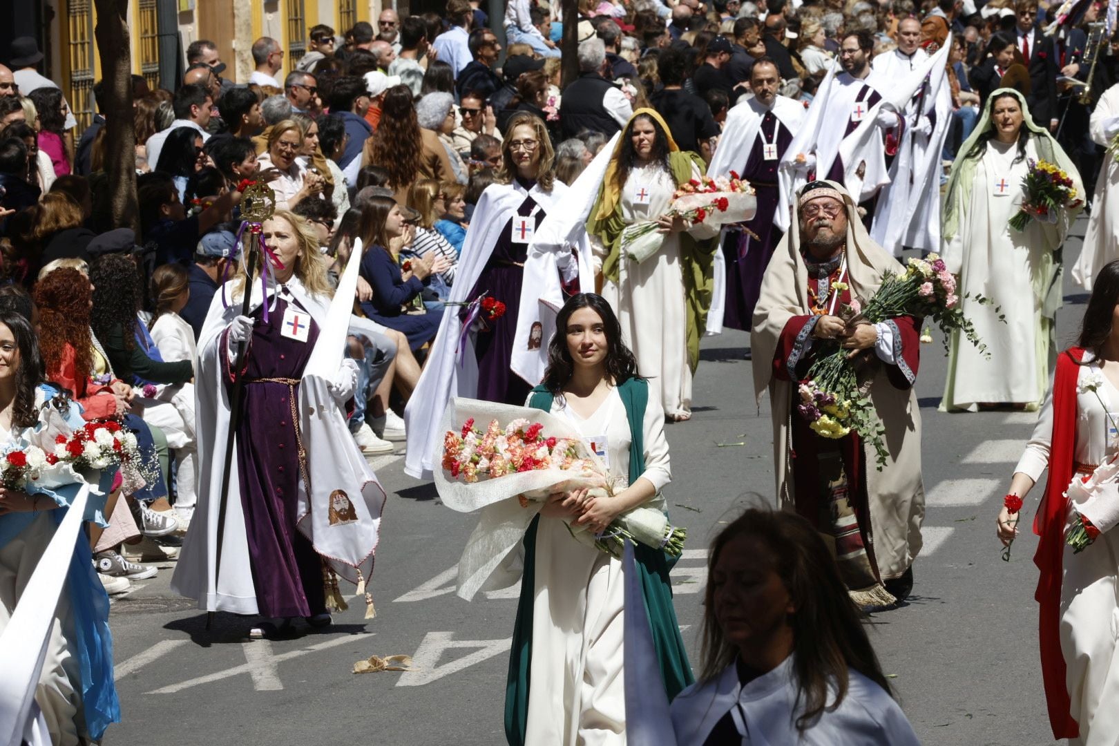 El desfile de Resurrección pinta de color y fiesta el Cabanyal