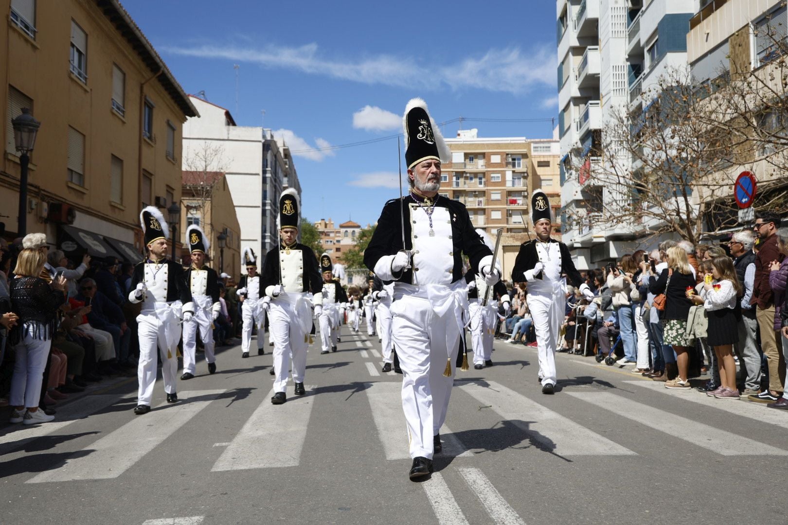 El desfile de Resurrección pinta de color y fiesta el Cabanyal