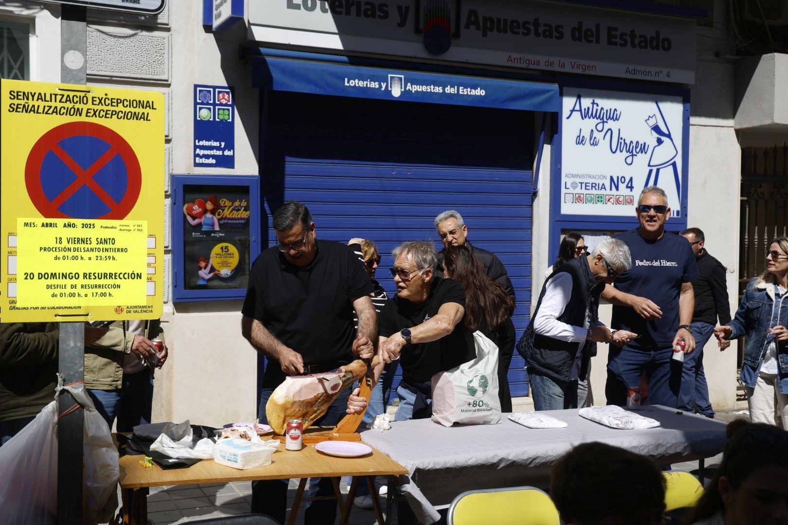 El desfile de Resurrección pinta de color y fiesta el Cabanyal