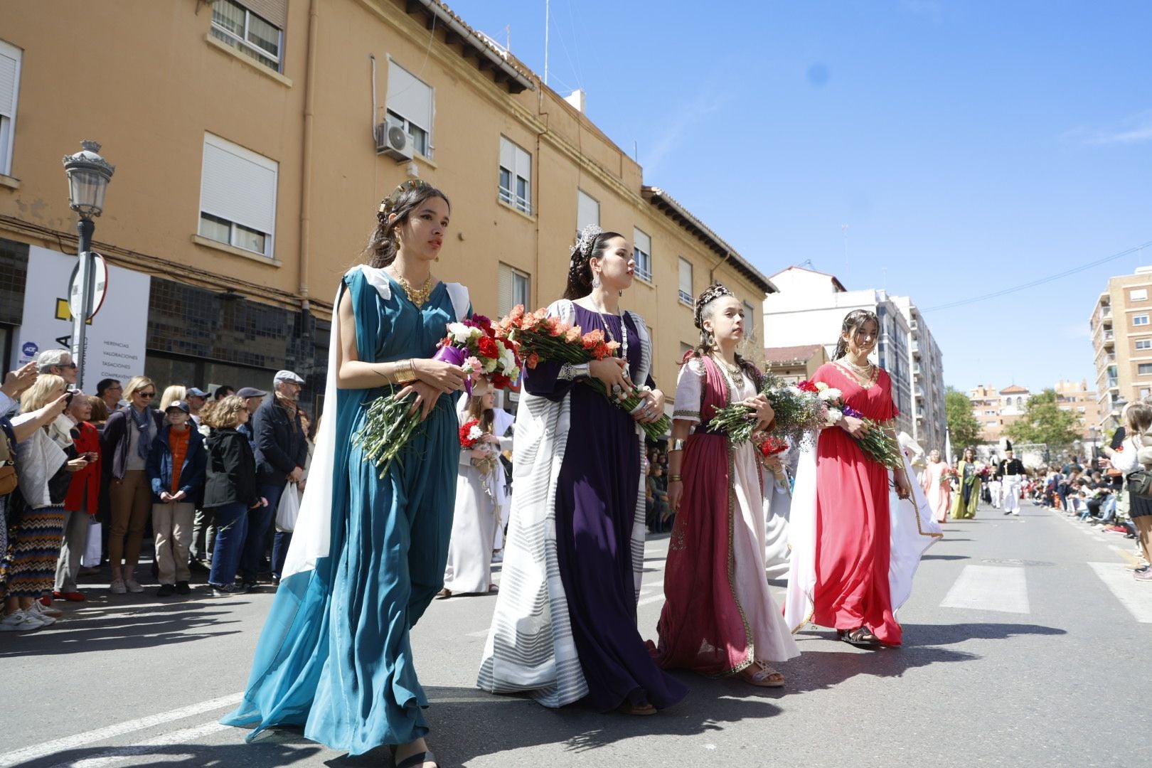 El desfile de Resurrección pinta de color y fiesta el Cabanyal