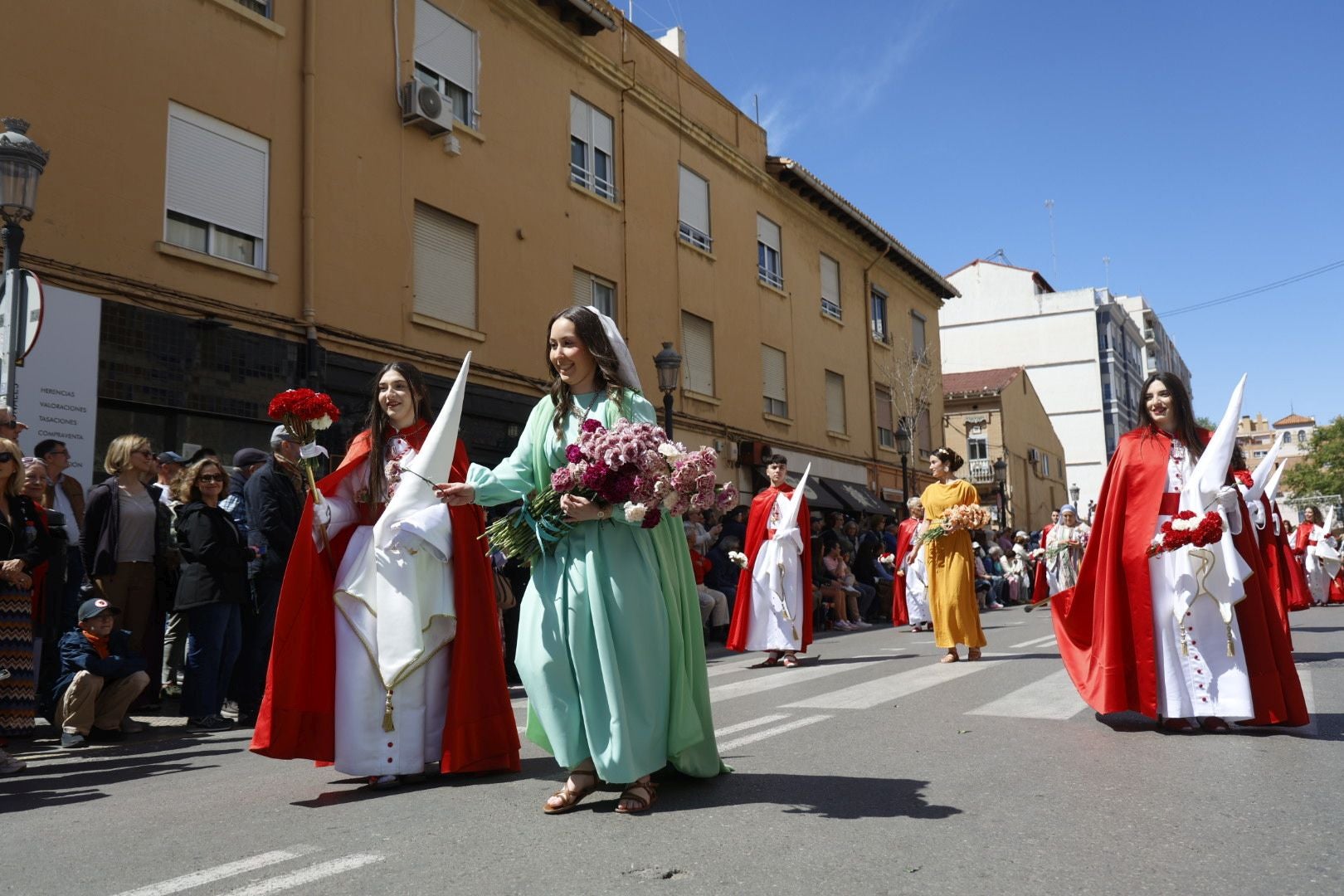 El desfile de Resurrección pinta de color y fiesta el Cabanyal