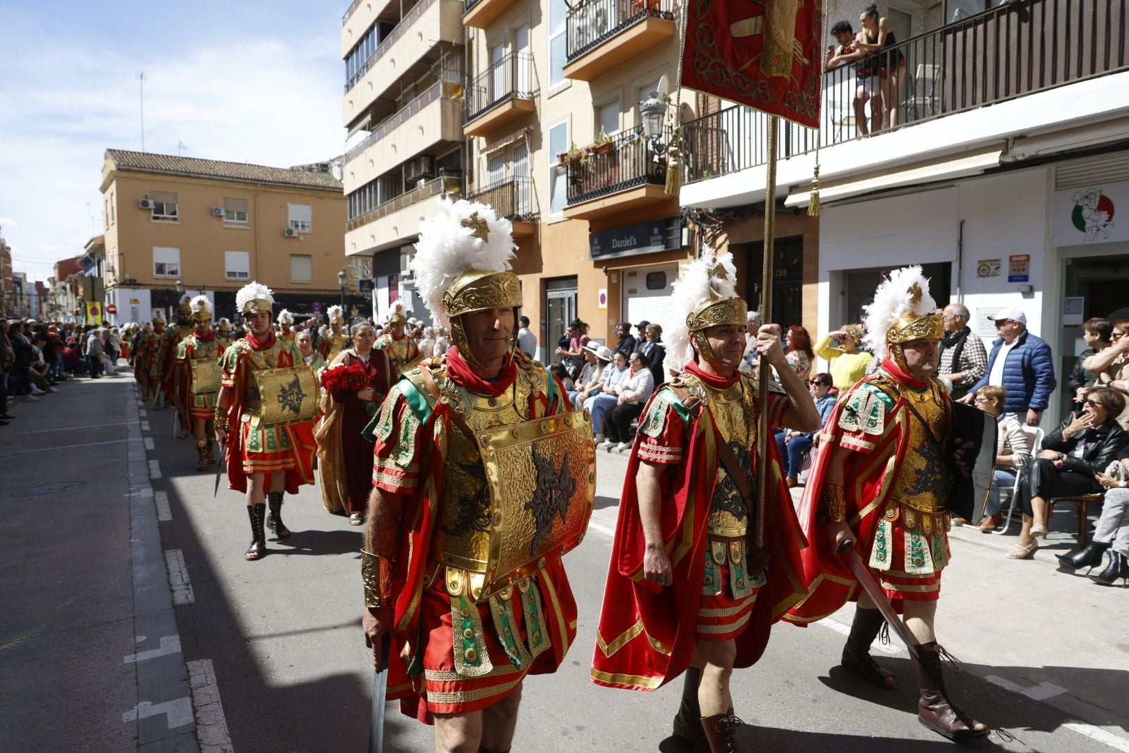 El desfile de Resurrección pinta de color y fiesta el Cabanyal