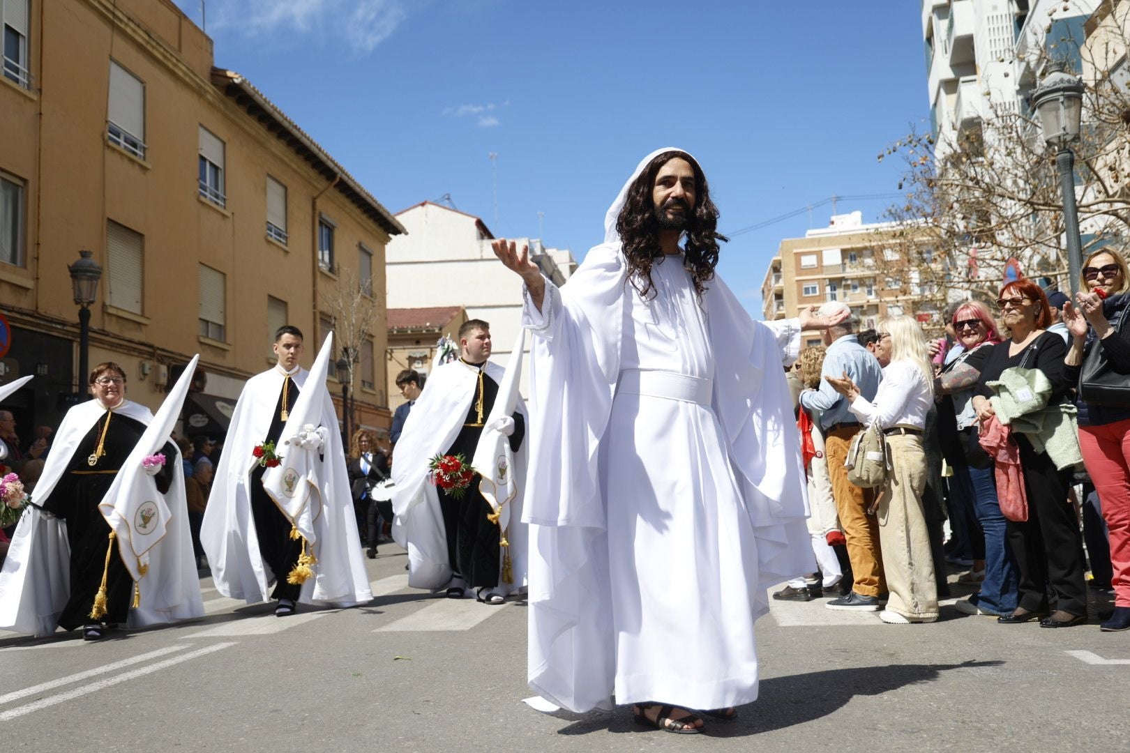 El desfile de Resurrección pinta de color y fiesta el Cabanyal