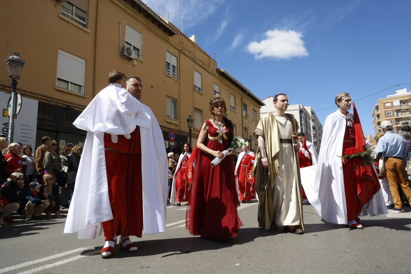 El desfile de Resurrección pinta de color y fiesta el Cabanyal