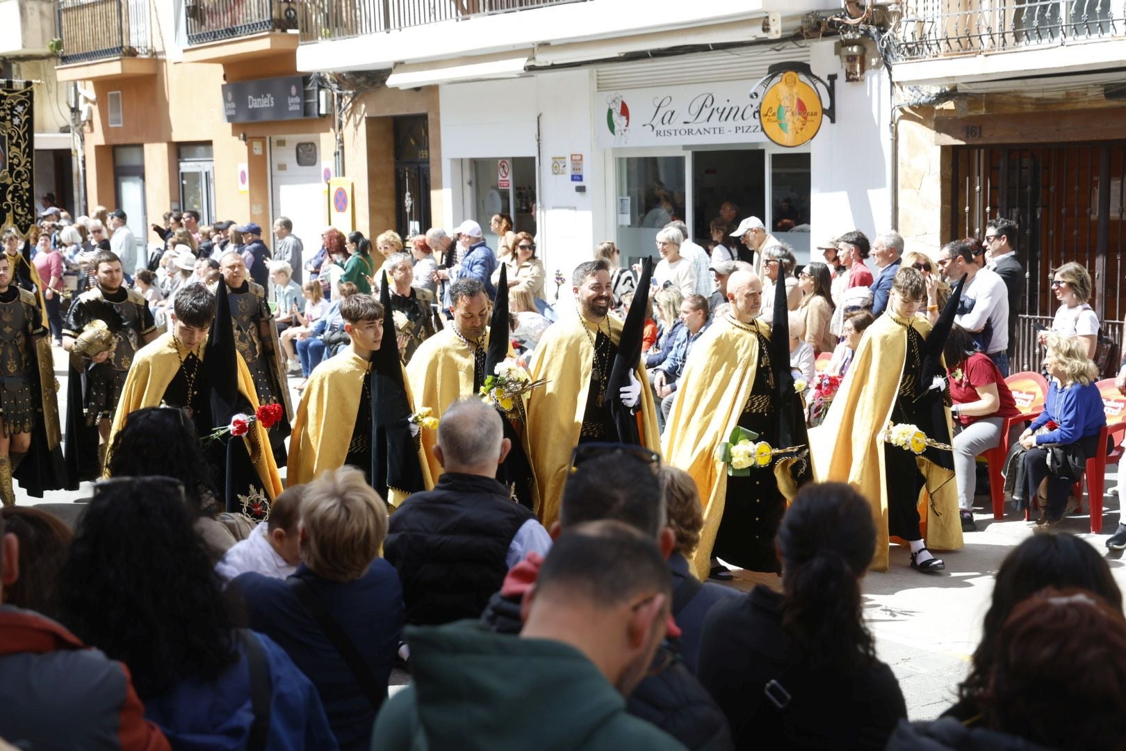 El desfile de Resurrección pinta de color y fiesta el Cabanyal