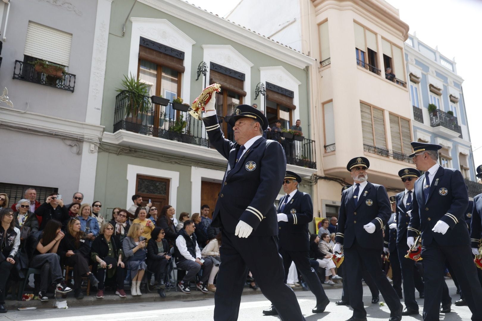 El desfile de Resurrección pinta de color y fiesta el Cabanyal