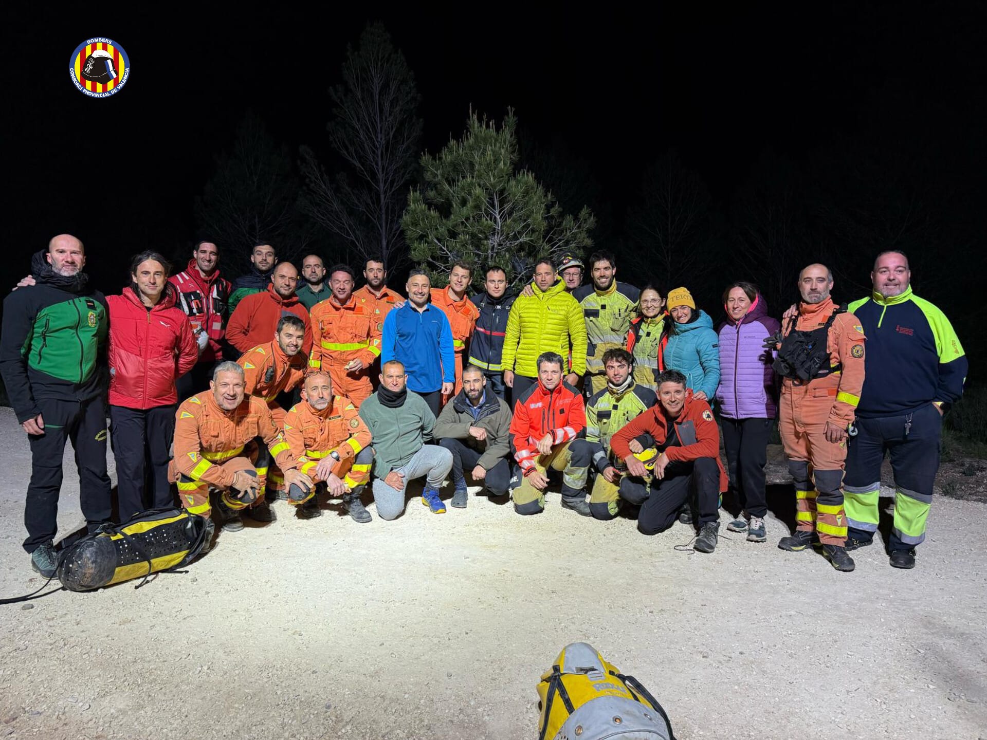 Imagen principal - El equipo de rescate que ha salvado la vida a los espeólogos, y varios momentos de su actuación.