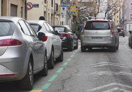 Un coche aparca en la zona verde del barrio del Botànic.