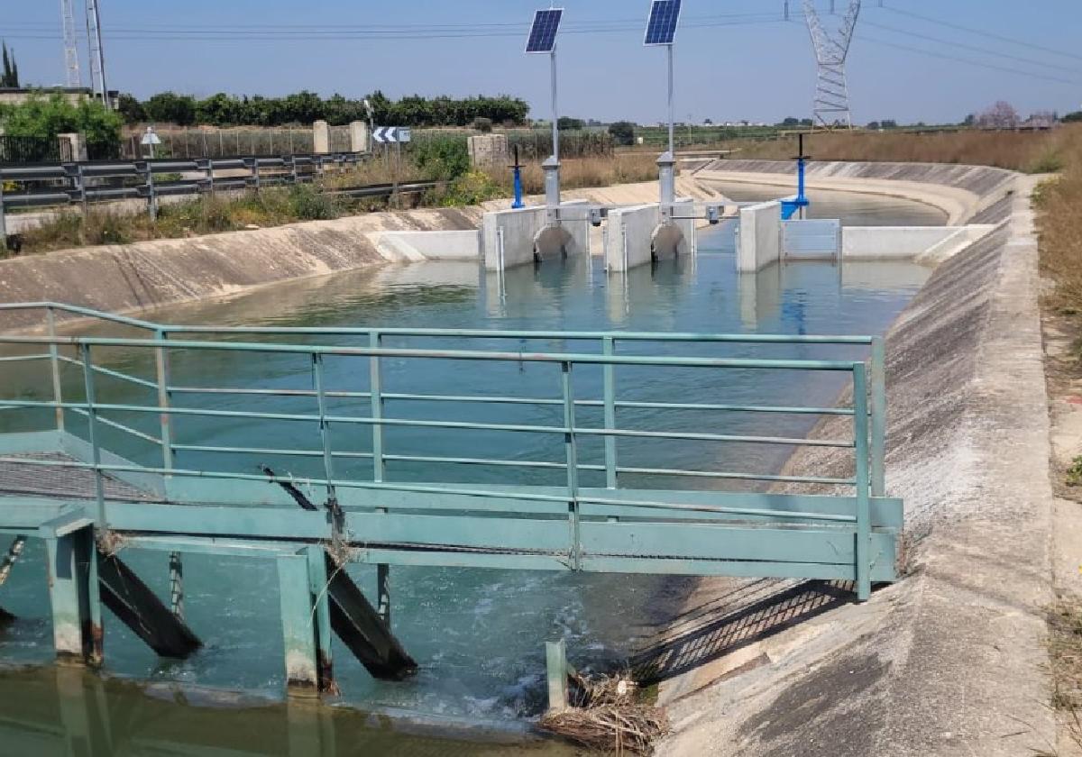 Eficiencia. Compuertas automatizadas que ya funcionan para regular a distancia el paso del agua en el canal Júcar-Turia.