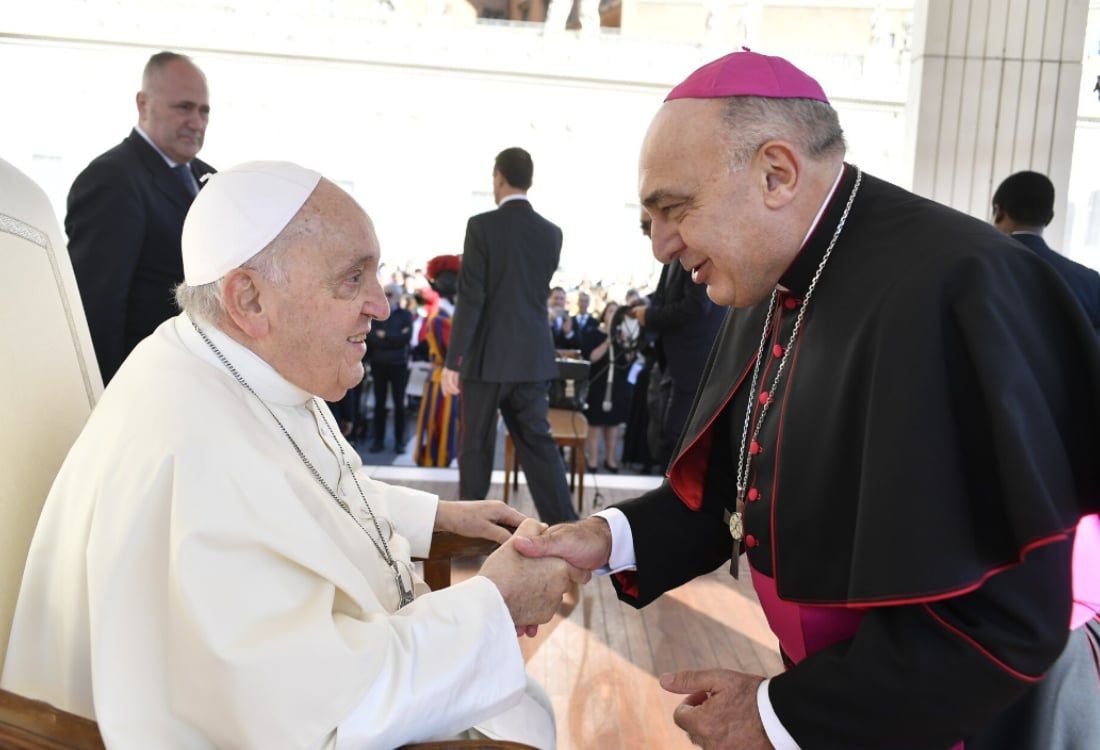 Francisco y el arzobispo Benavent, en el encuentro con los Juniors en noviembre de 2023