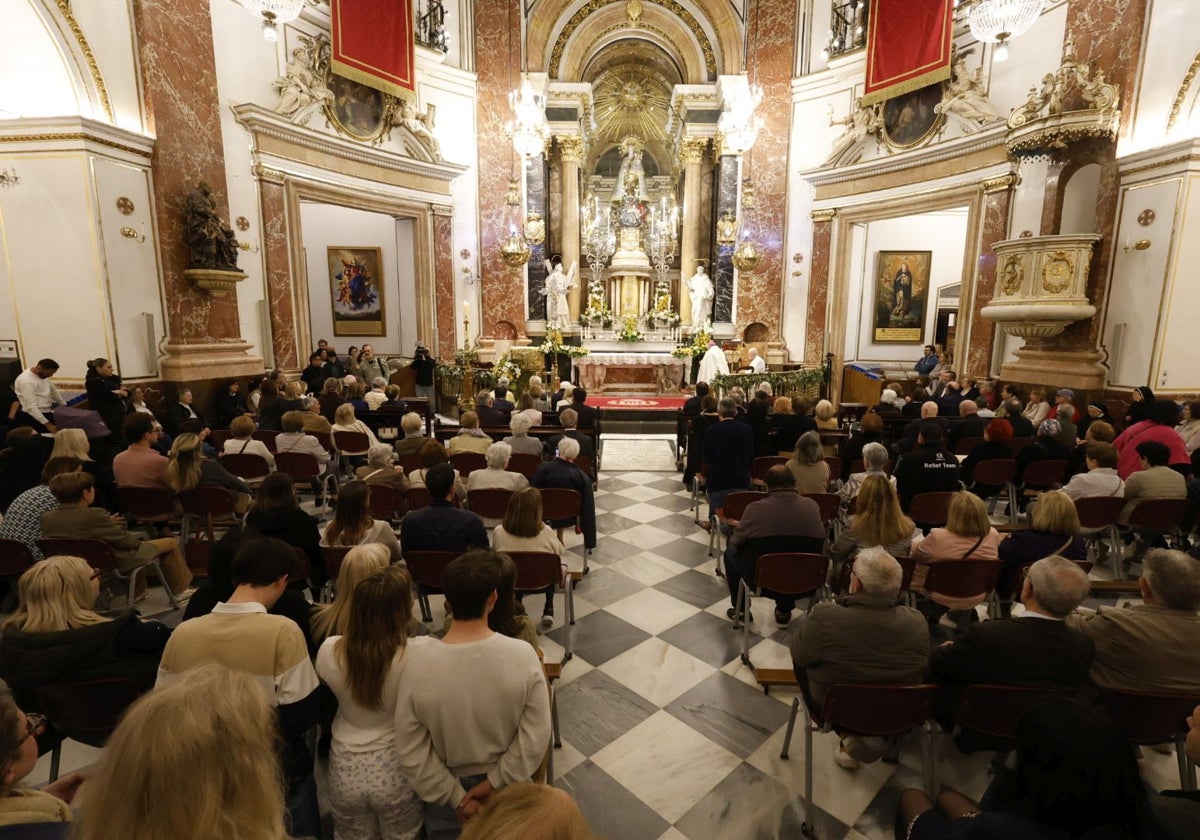 La Basílica de Valencia, a rebosar de feligreses para rezar por el Papa