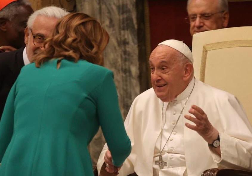La alcaldesa de Valencia, María José Catalá, saluda al Papa en mayo de 2024. Le regaló un naranjo de Bétera y una pileta de agua bendita con las imágenes de la Mare de Déu, San Vicente Mártir y San Vicente Ferrer.
