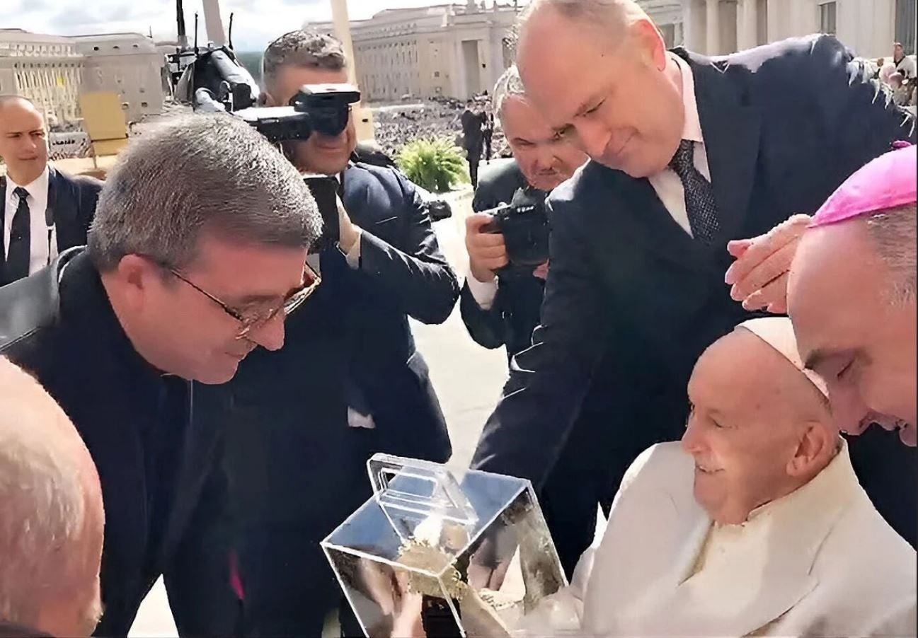 El Papa Francisco recibe una imagen de la Virgen de los Desamparados junto a la comisión del Centenario de la Coronación de la patrona de Valencia, en abril de 2024.