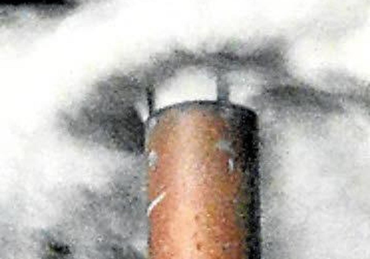 Fumata blanca en la chimenea de la Capilla Sixtina, en marzo de 2013, para elegir al sucesor de Benedicto XVI.