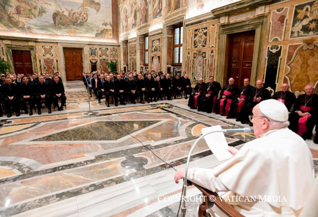 El Papa Francisco habla a formadores y seminaristas valencianos en un encuentro en Roma en enero de 2025.