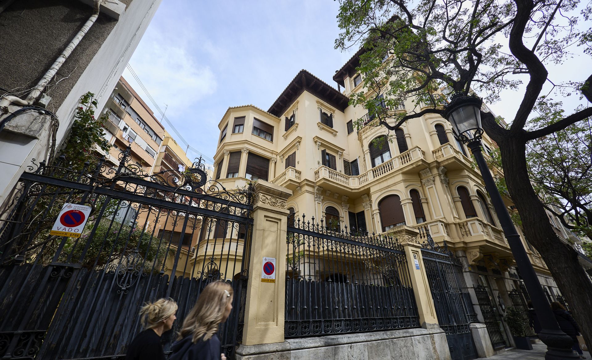 Casa Corell es el único edificio ideado como un chalé por encargo de la familia Corell a principios del siglo XX.
