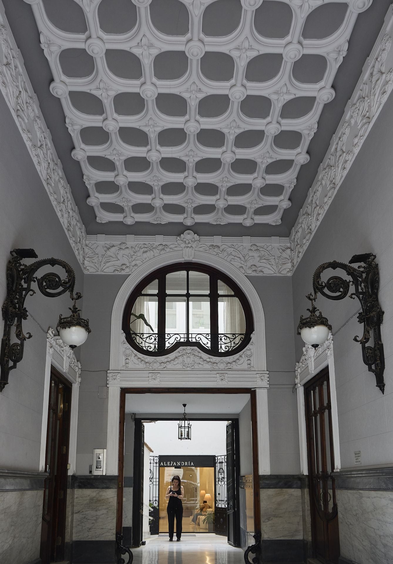 Rica decoración del zaguán del edificio de la calle Sorní, 12. 