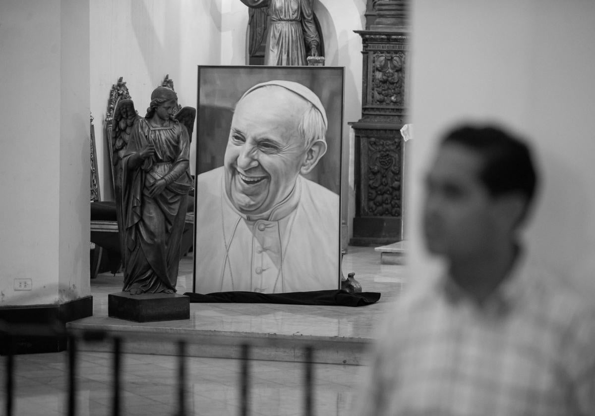 Fotografía de un retrato del papa Francisco durante una misa.