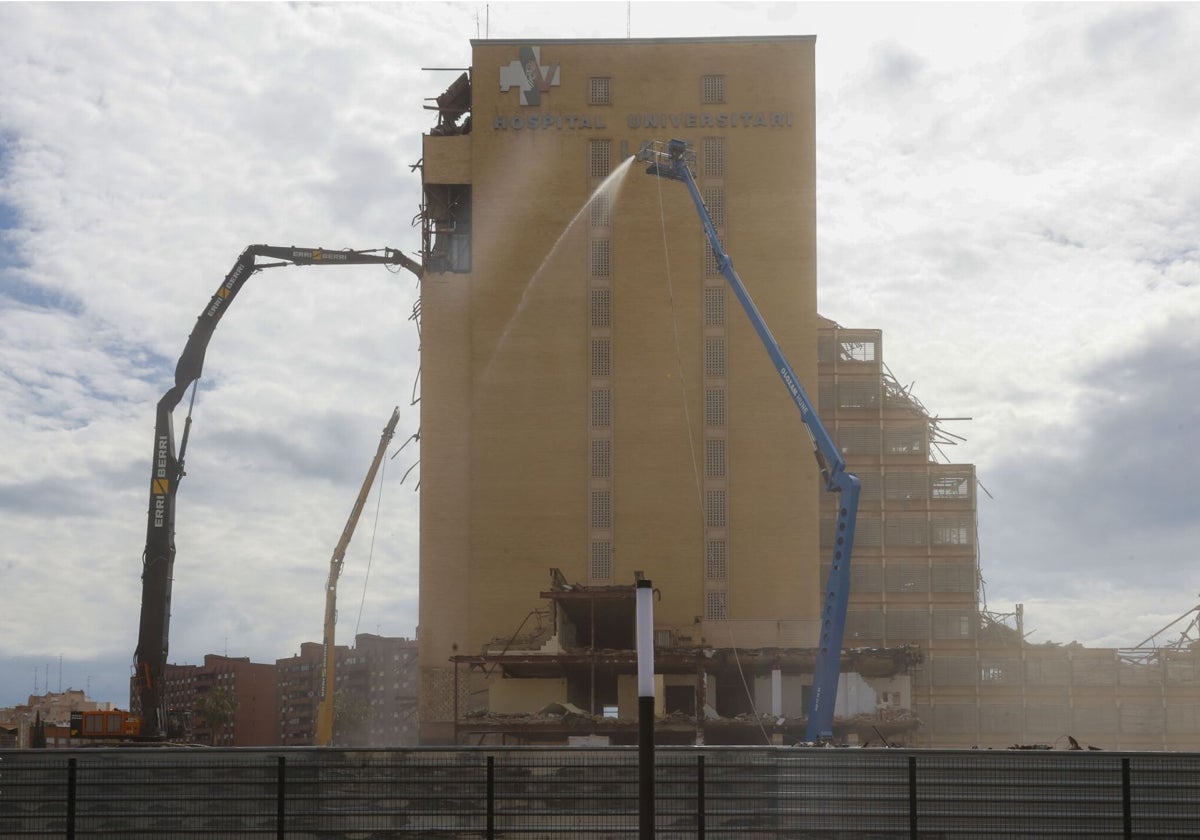 Proceso de derribo del edificio principal de La Fe este martes.
