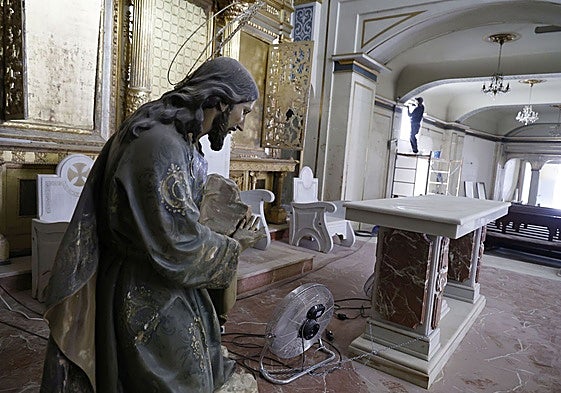 Los obreros trabajan en el interior de la iglesia de Picanya, este martes.