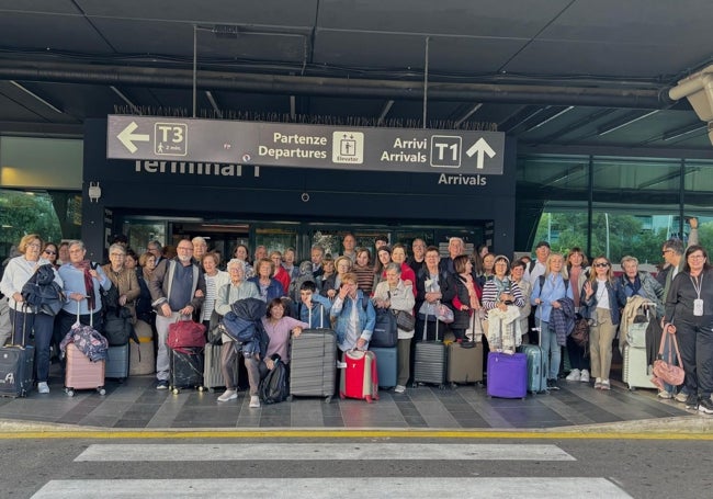 Peregrinos de Albal, Alfafar y Benetússer a su llegada al aeropuerto de Roma.