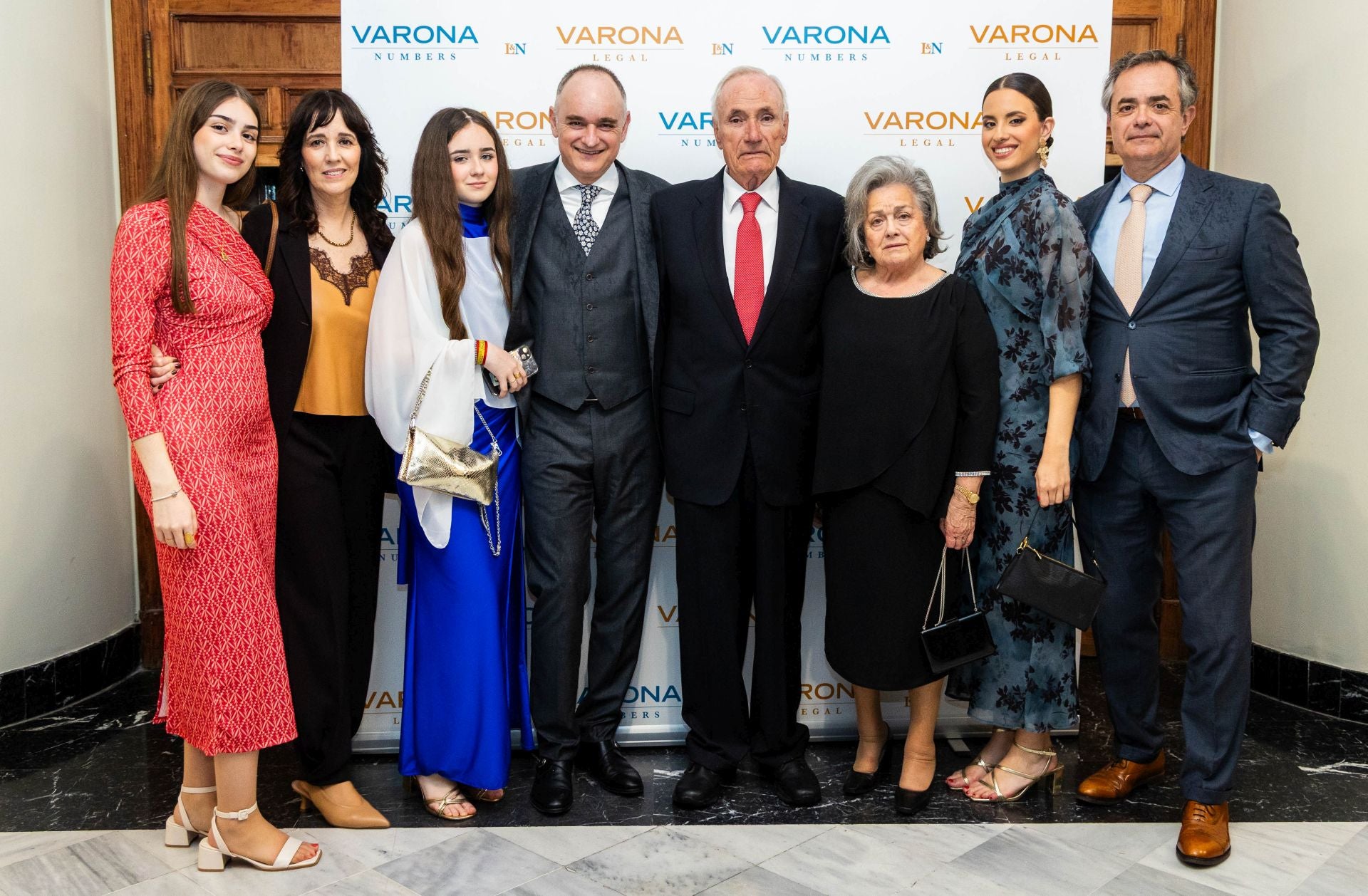 Imagen principal - El fundador, Federico Varona, y su esposa, Francisca García, junto a sus hijos Federico e Ignacio y sus familias. Las nietas, Celia, Sandra y Bárbara Varona. A la izquierda, los hermanos Varona con Lluís Motes. A la derecha, Alfonso Gómez Sempere y Adrián Seligra en la inauguración de la terraza del hotel Palacio Santa Clara.