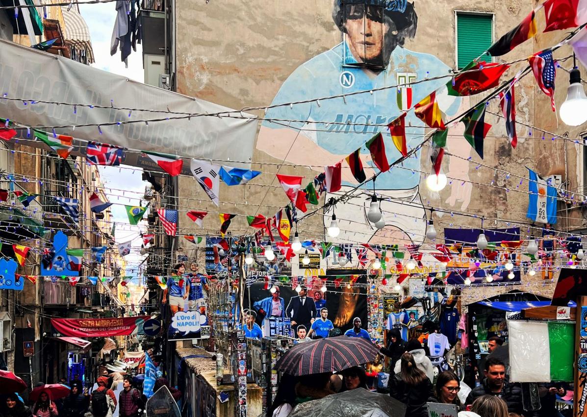 Imagen secundaria 1 - Qué visitar en Nápoles, la ciudad medieval de las callejuelas, las pizzas y Maradona