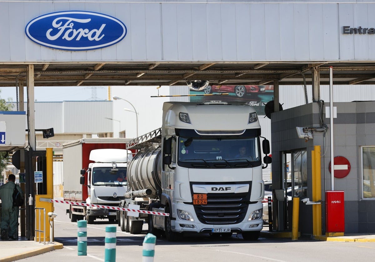 Dos camiones salen de la fábrica de Ford Almussafes.