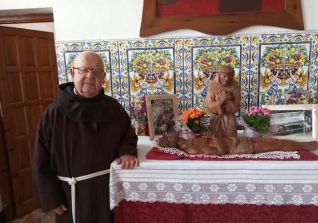 Fray Oltra con su hábito en la Ermita del Pare Pere.