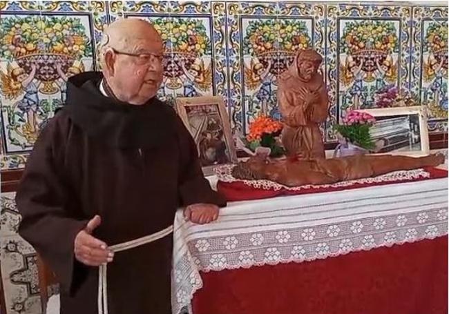 Fray Oltra con su hábito en la Ermita del Pare Pere.