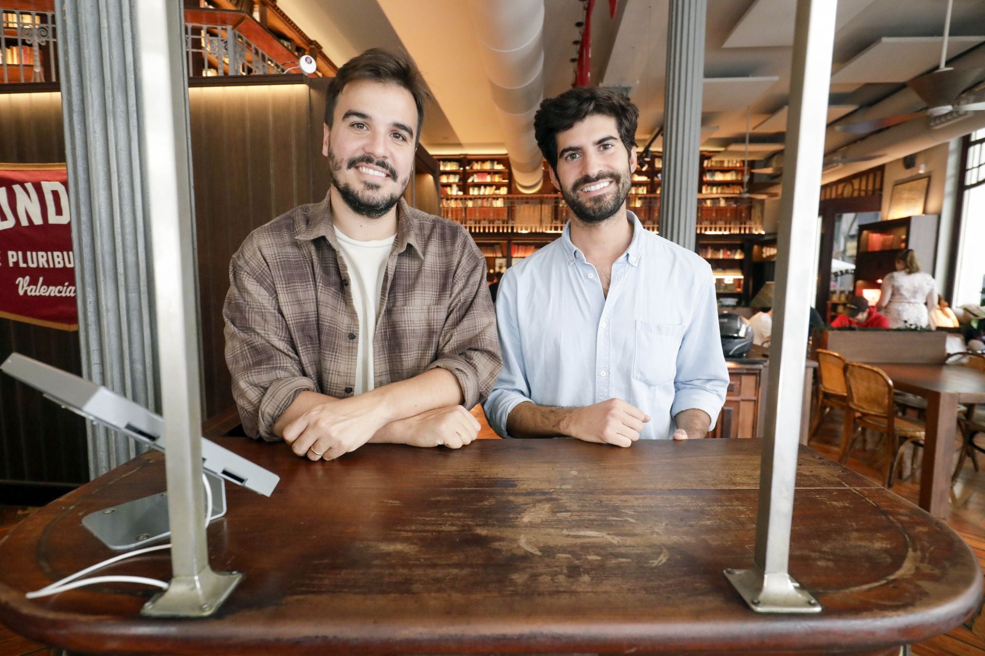 Imagen principal - Arriba, los socios de Hundred, Álex González y Ezequiel Maldjian. A la izquierda, los socios de Pizza Combat, una de las últimas iniciativas gastronómicas que siguen la estela de The Champions Burguer. Abajo, los hermanos Carlos y Mario Gelabert, de The Fitzgerald Burger.