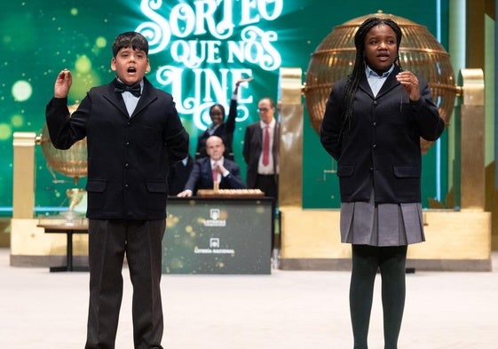 Yesica Paola Valencia y Francisco Moreno cantan el primer premio durante el Sorteo Extraordinario de la Lotería de Navidad 2023